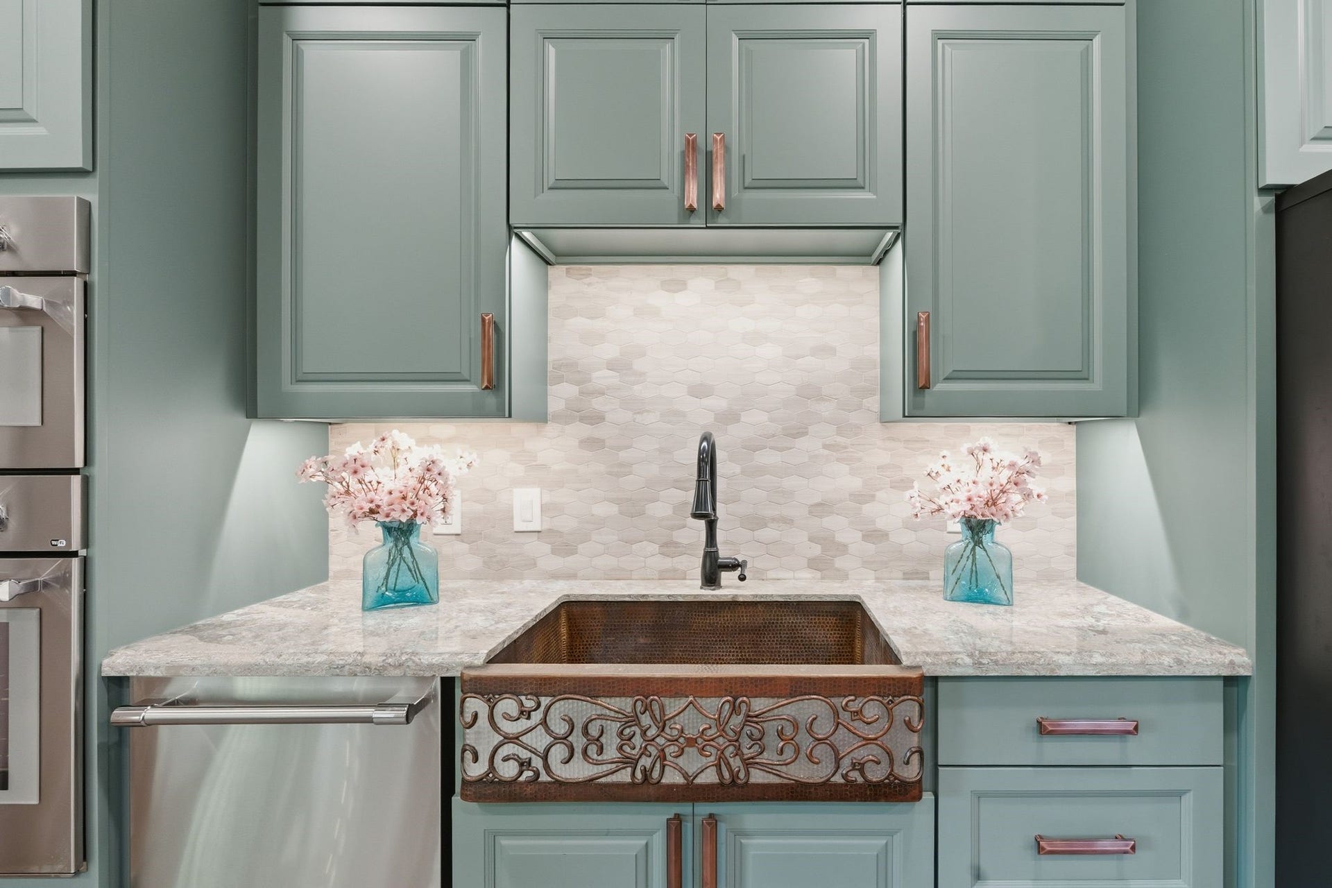 17811 S Blue Heron Circle, Montgomery, TX 77316 Stunning Copper Farmhouse Sink w/Copper Fixtures.
