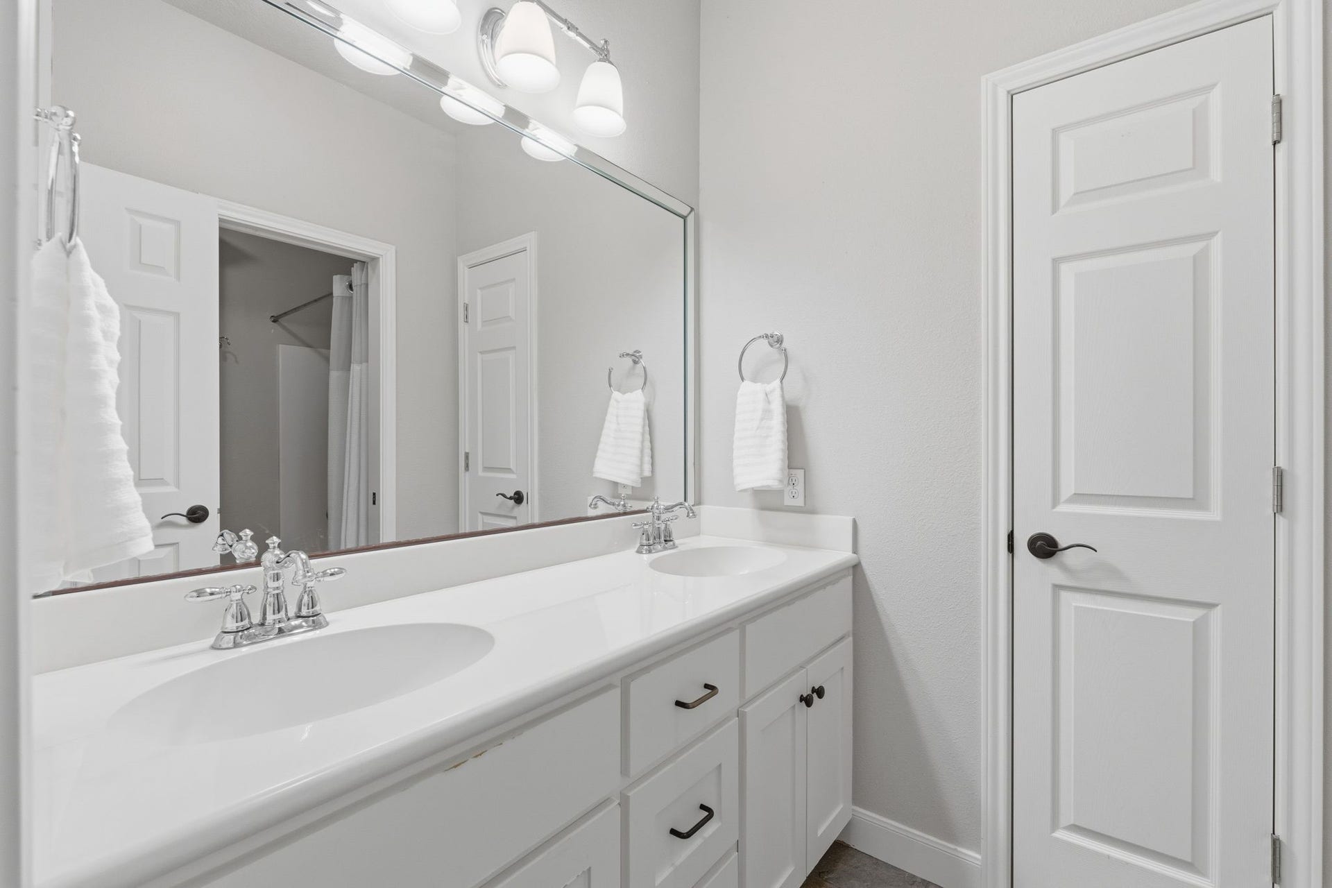 17811 S Blue Heron Circle, Montgomery, TX 77316 Full Bath Up has Tub/Shower Combo & Linen Closet Too.