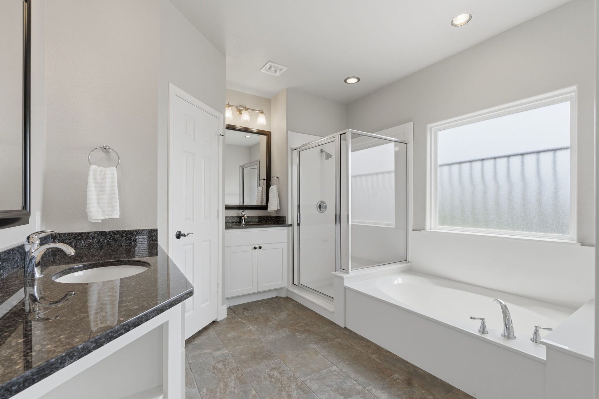 17811 S Blue Heron Circle, Montgomery, TX 77316 Full Bath Off Media Room would easily make another Primary Bedroom.