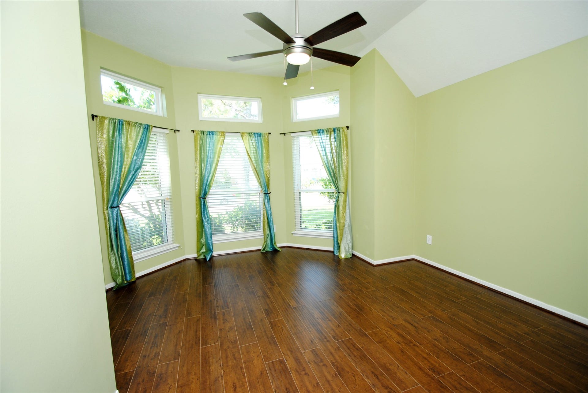 910 Allisa Street, Stafford, TX 77477 910 Allisa Street, Stafford, TX 77477