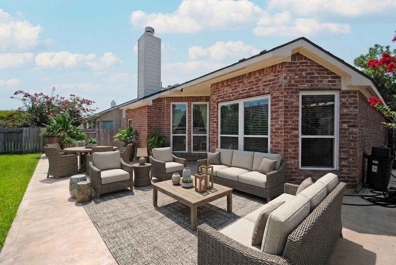 910 Allisa Street, Stafford, TX 77477 910 Allisa Street, Stafford, TX 77477
