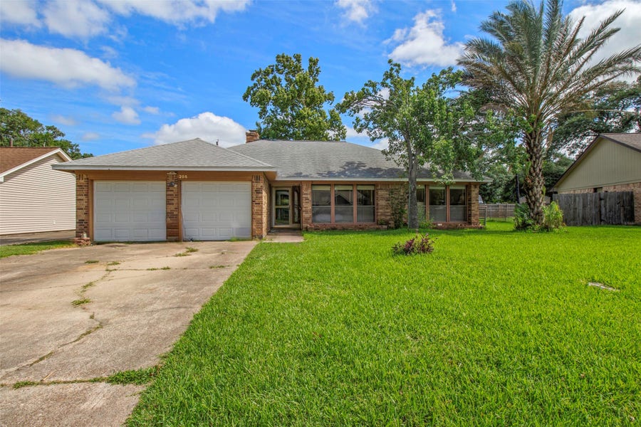 Property photo for 206 Stanford Street, Lake Jackson, TX