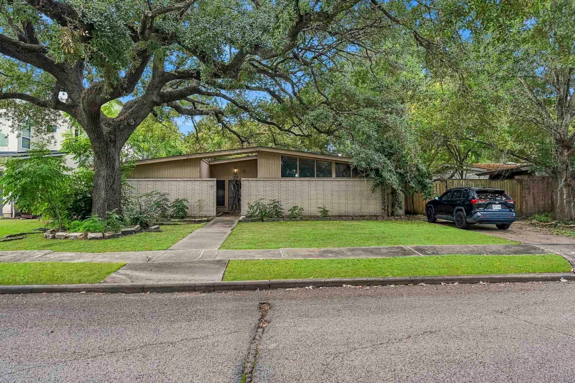 5107 Jackwood Street, Houston, TX 77096 Redevelopment opportunity with the existing structure considered a tear-down and sold AS-IS.