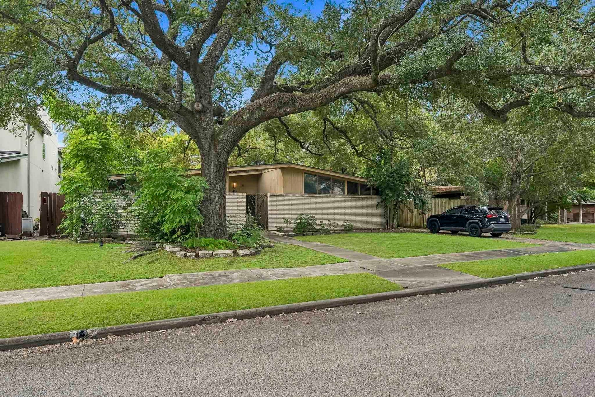 5107 Jackwood Street, Houston, TX 77096 Build your next home in an established Houston neighborhood with nearby Lovett Elementary and zoning to Bellaire High School. Buyers should verify current school assignments.