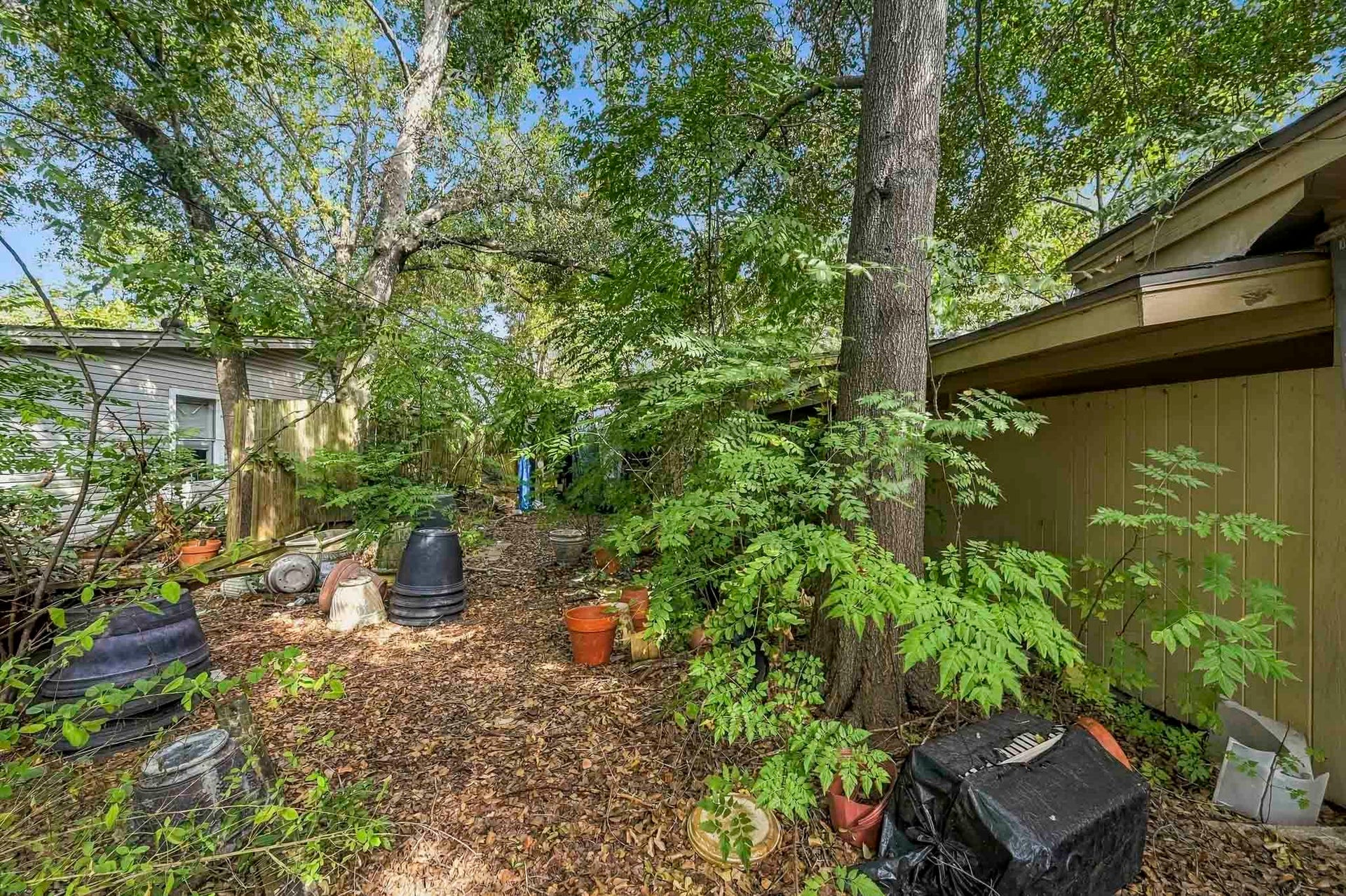 5107 Jackwood Street, Houston, TX 77096 Side yard of the property located in the Meyerland subdivision.