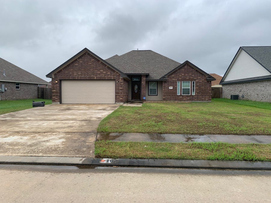 Property photo for 107 Freedom Drive, Clute, TX