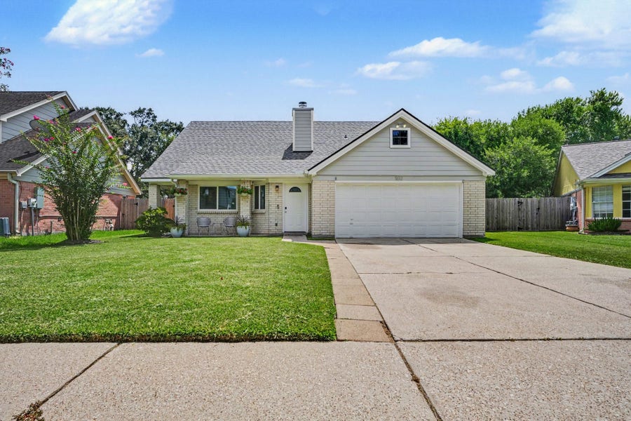 Property photo for 502 Magnolia Circle, League City, TX