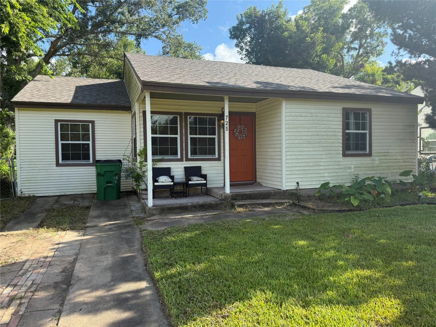 Property photo for 725 Kyle Street, Angleton, TX