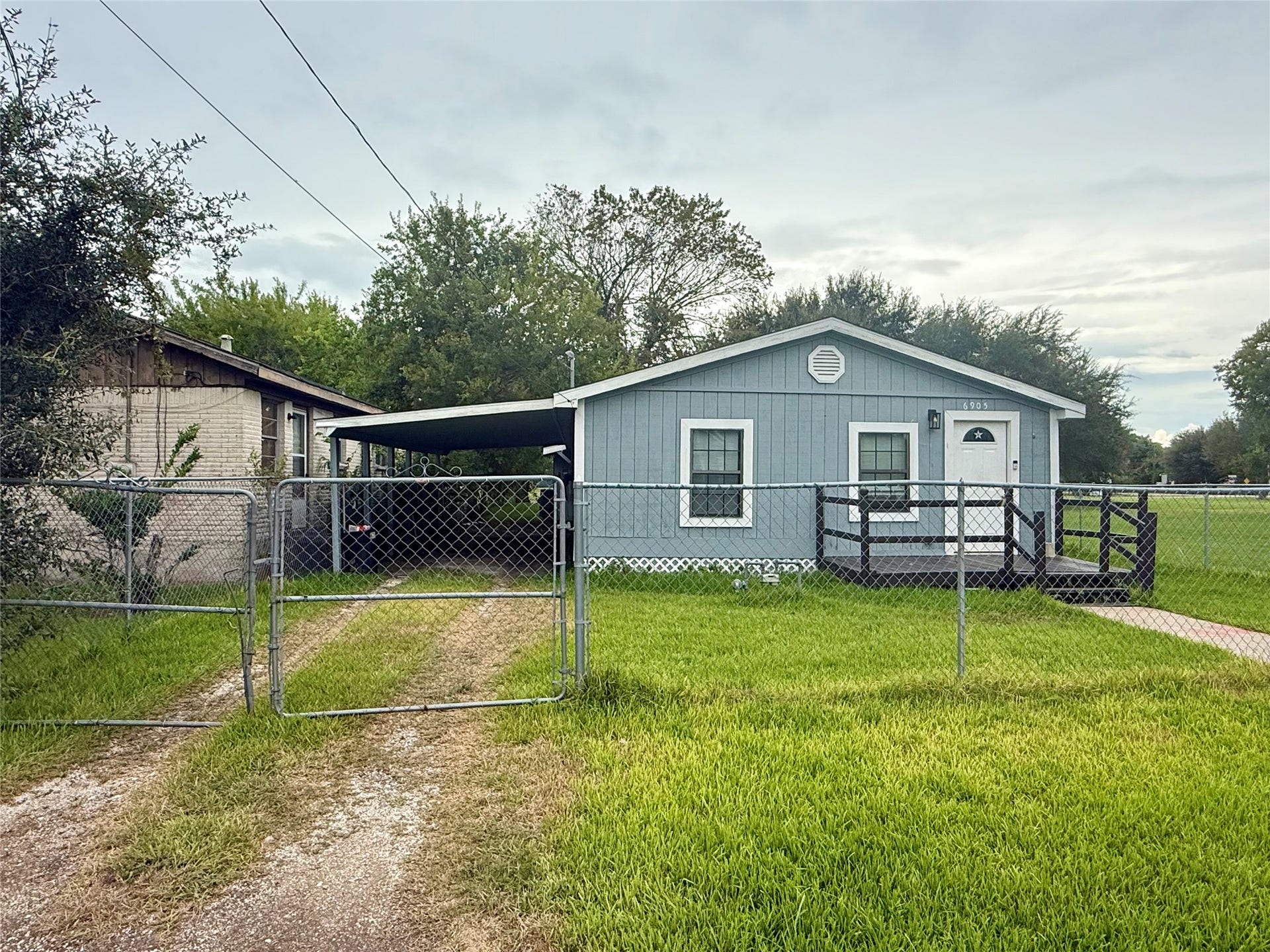 6905 Speaker Street, Hitchcock, TX 77563 Fully fenced property