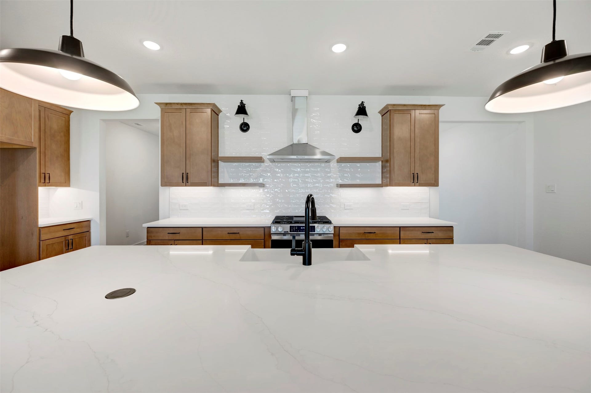 12019 Old Fashion Circle, Mont Belvieu, TX 77535 Great for entertaining