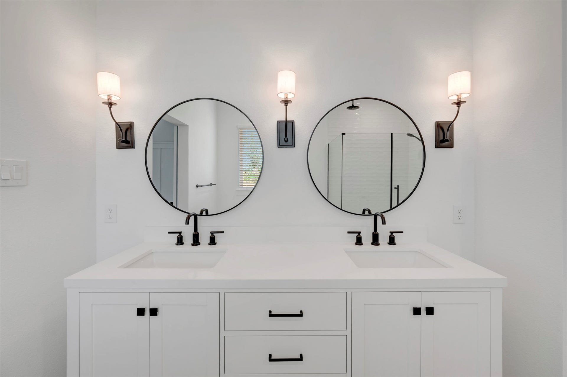 12019 Old Fashion Circle, Mont Belvieu, TX 77535 Double sinks in primary bath