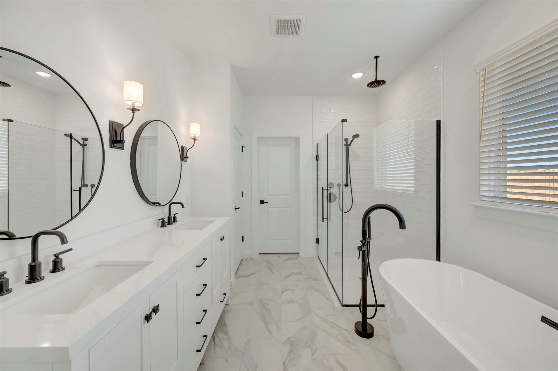 12019 Old Fashion Circle, Mont Belvieu, TX 77535 Luxurious primary bath