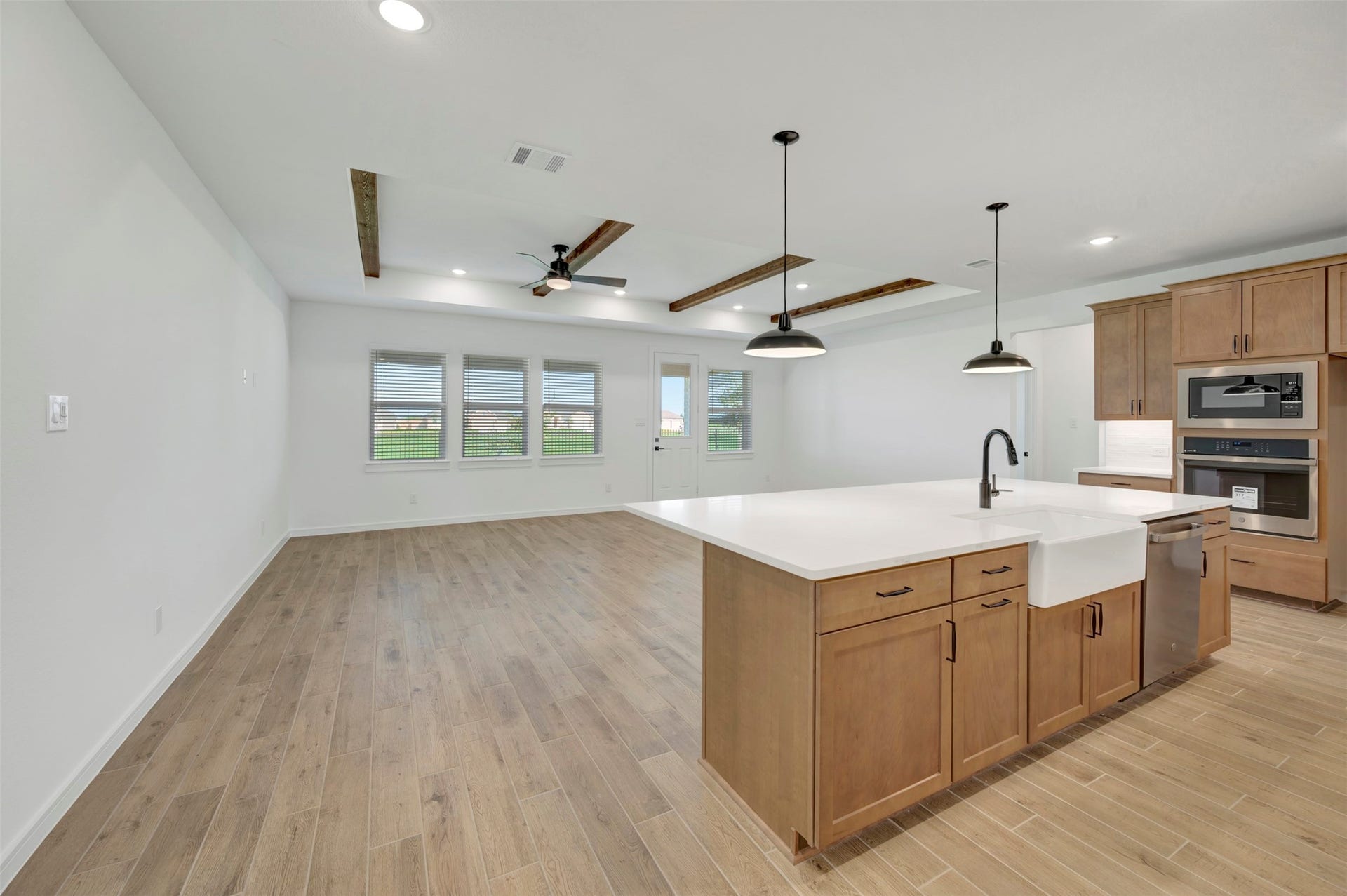 12019 Old Fashion Circle, Mont Belvieu, TX 77535 Kitchen overlooks great room