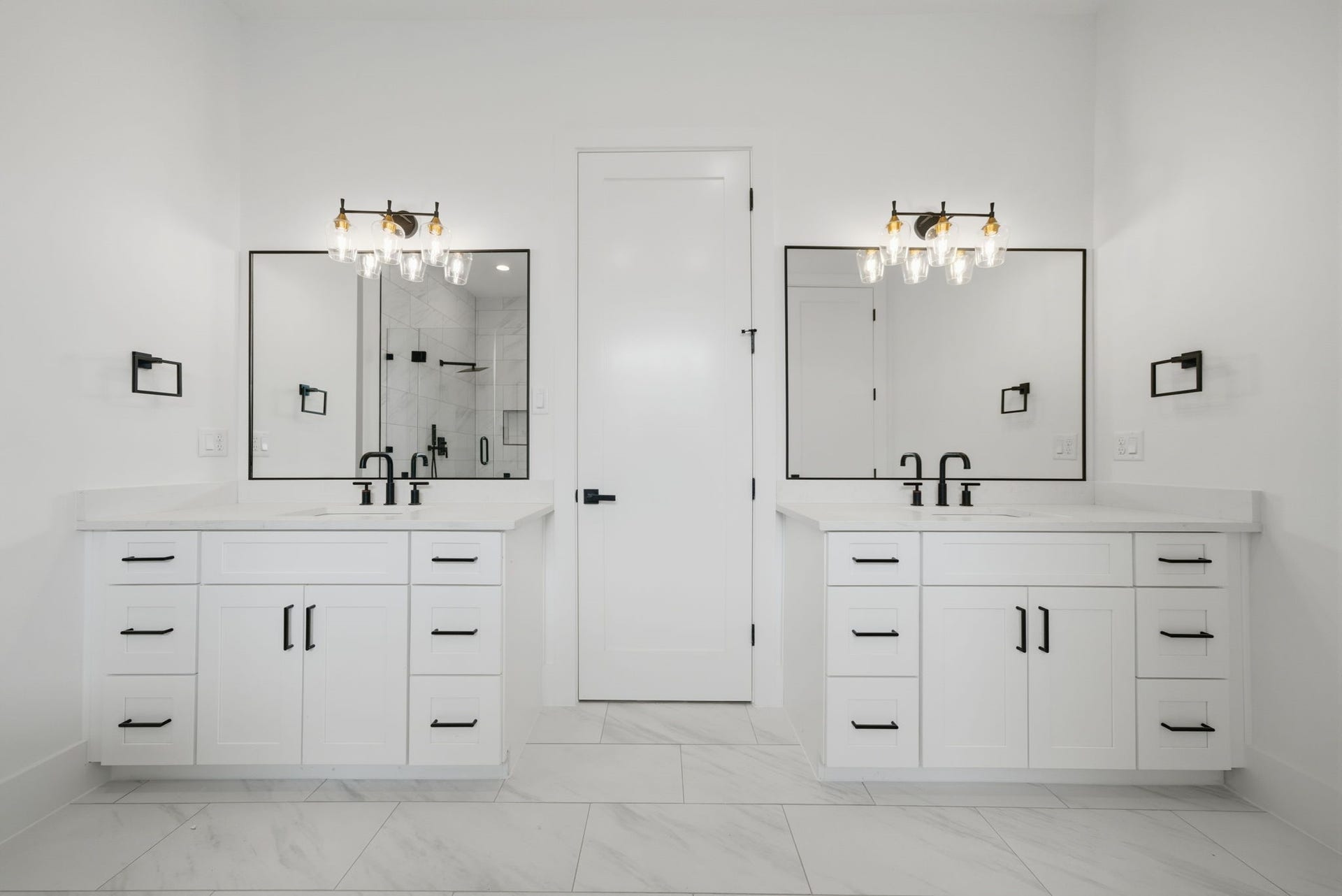 1322 Lawrence Street, Houston, TX 77008 Dual vanities with quartz counters, designer fixtures, and black matte hardware. (Photos are of a previously completed home. Finishes are subject to change.)