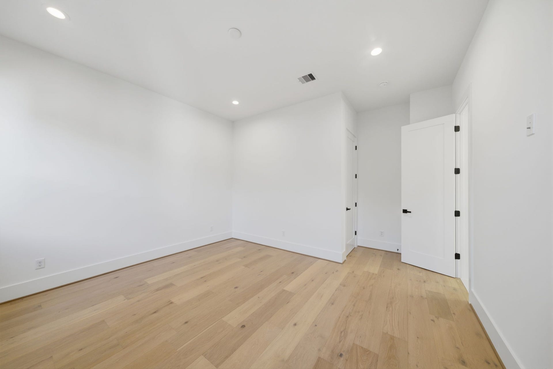 1322 Lawrence Street, Houston, TX 77008 another view of one of the sizable guest bedrooms with large closet and adjoining bath. (Photos are of a previously completed home. Finishes are subject to change.)