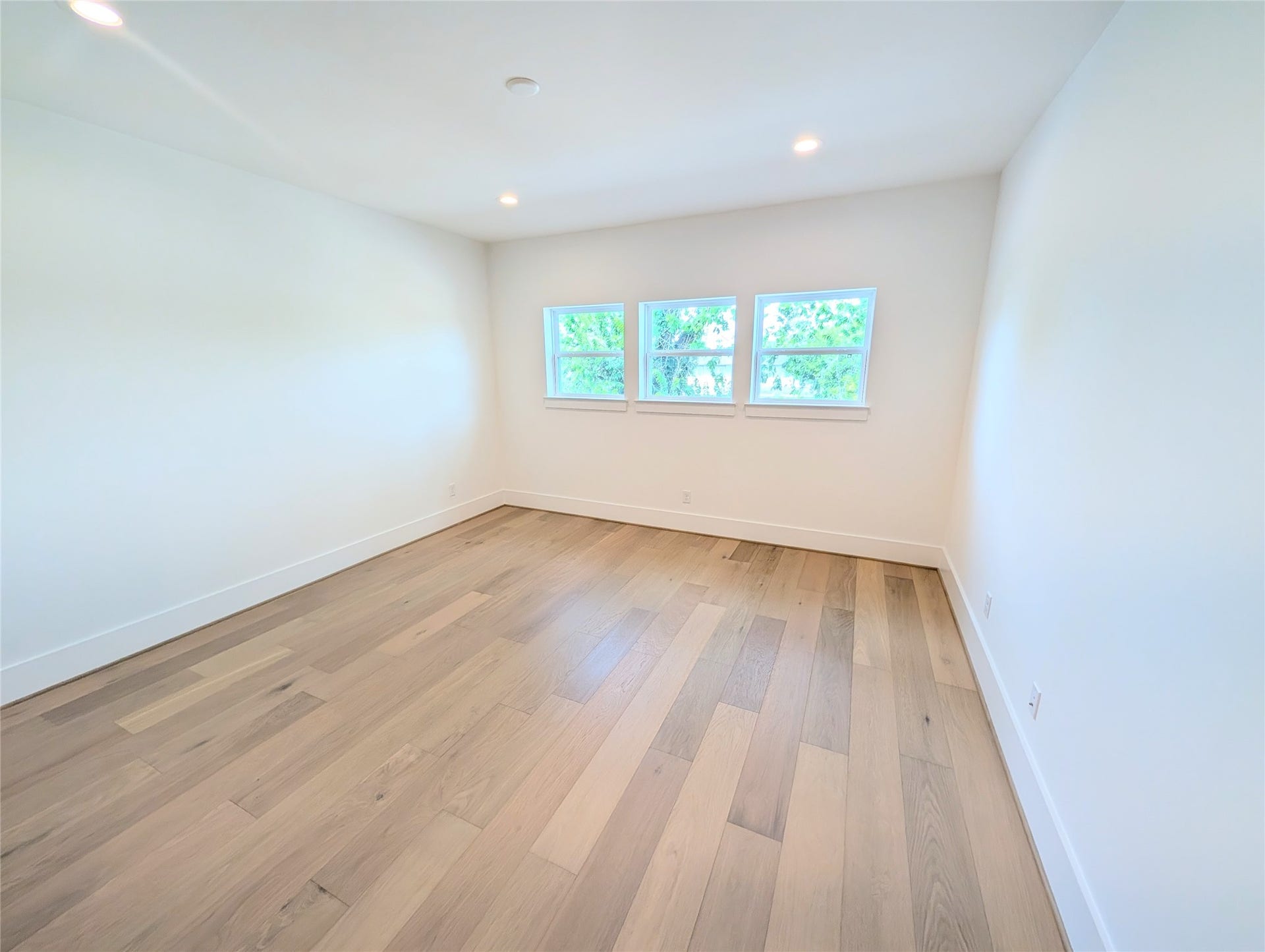 1322 Lawrence Street, Houston, TX 77008 Large game room on third floor for use as office, entertaining for kids etc. includes access to the 3rd full bathroom.