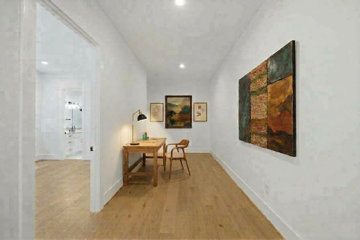 1322 Lawrence Street, Houston, TX 77008 Second-floor landing area large enough to accommodate a desk! (Photos are of a previously completed home. Finishes are subject to change.)