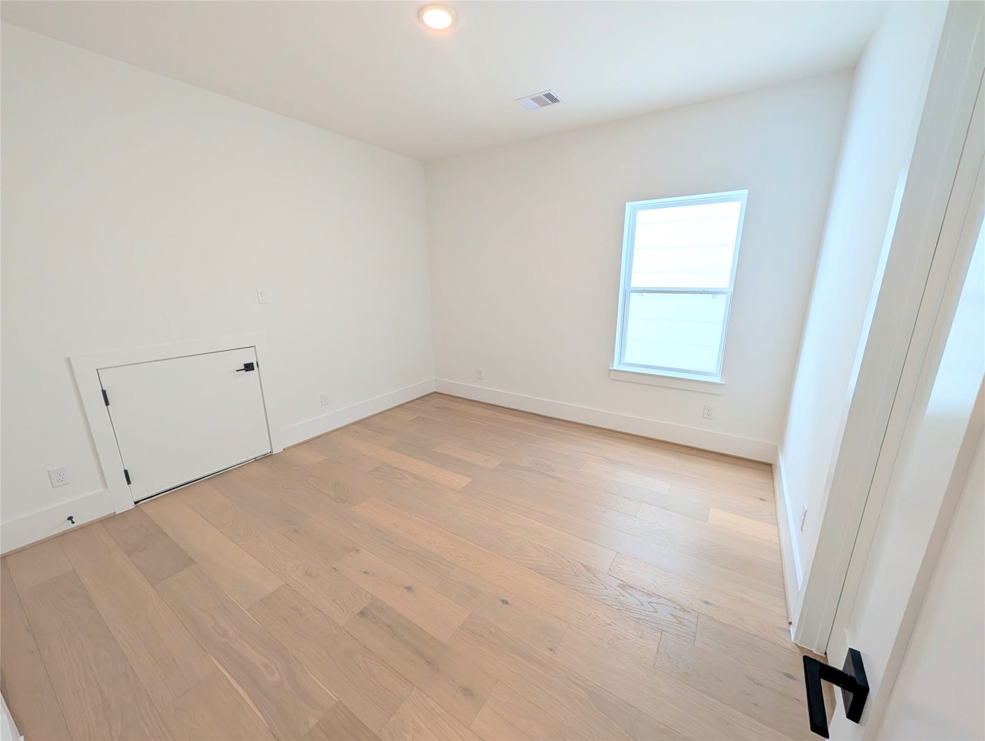 1322 Lawrence Street, Houston, TX 77008 Generous fourth bedroom on 3rd floor with en-suite shared bathroom