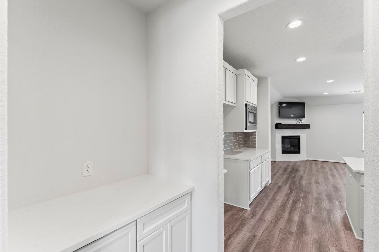 2125 Rope Maker Drive, Conroe, TX 77384 Butlers panty area - great for hosting and preparing!