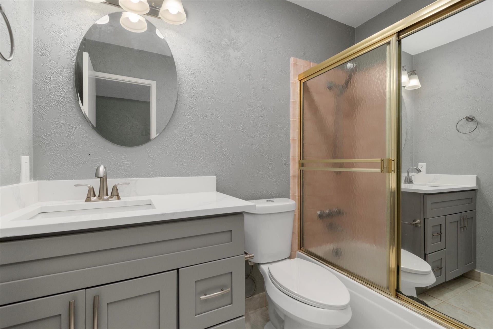 Full Bathroom has a new mirror that was replaced!