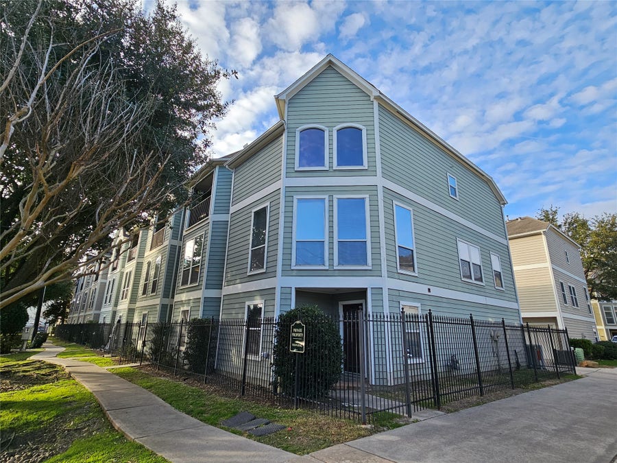 Property photo for 1271 W 17th Street, Houston, TX