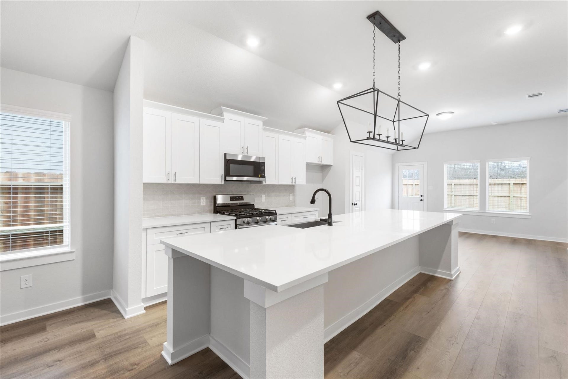 6547 Escondido Dr, Rosharon, TX 77583