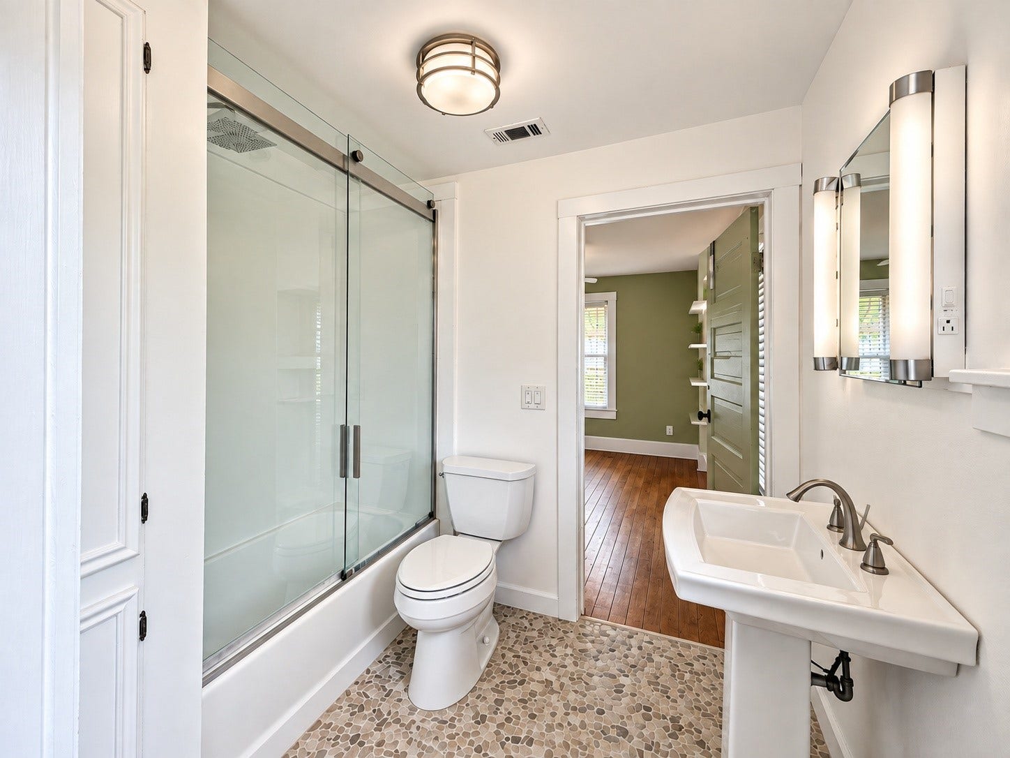 104 Flowers Street, Dayton, TX 77535 jack and Jill bathroom