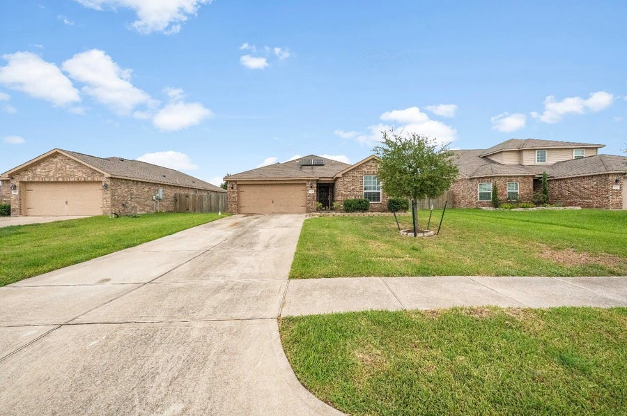 Property photo for 9507 Garnet Grove Drive, Rosharon, TX