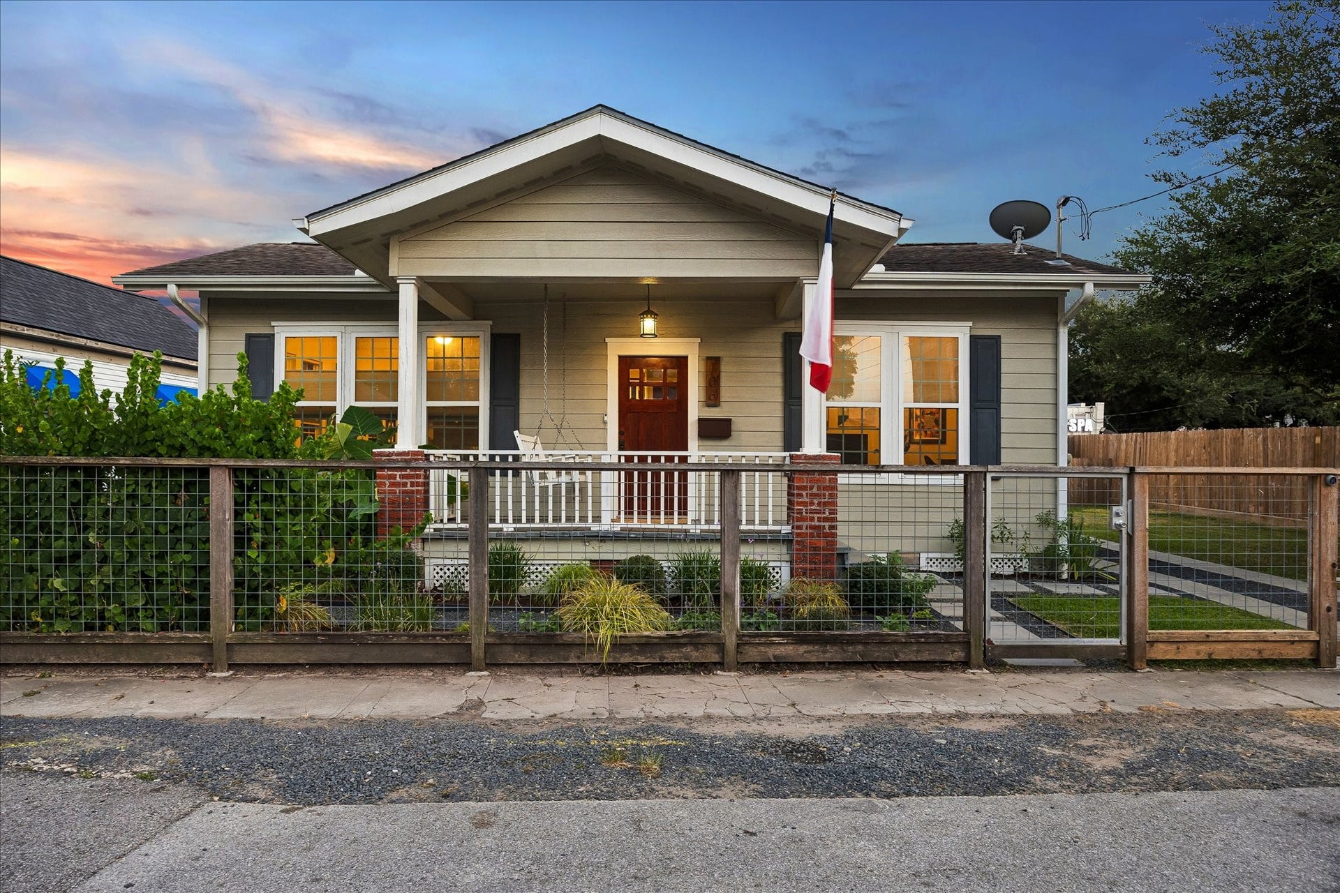 106 Alma Street, Houston, TX 77009 Welcome to 106 Alma Street in Woodland Heights!