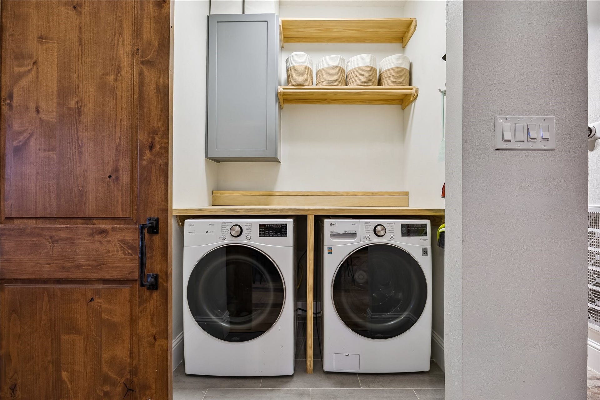 106 Alma Street, Houston, TX 77009 Fully functional space for laundry right off the kitchen.