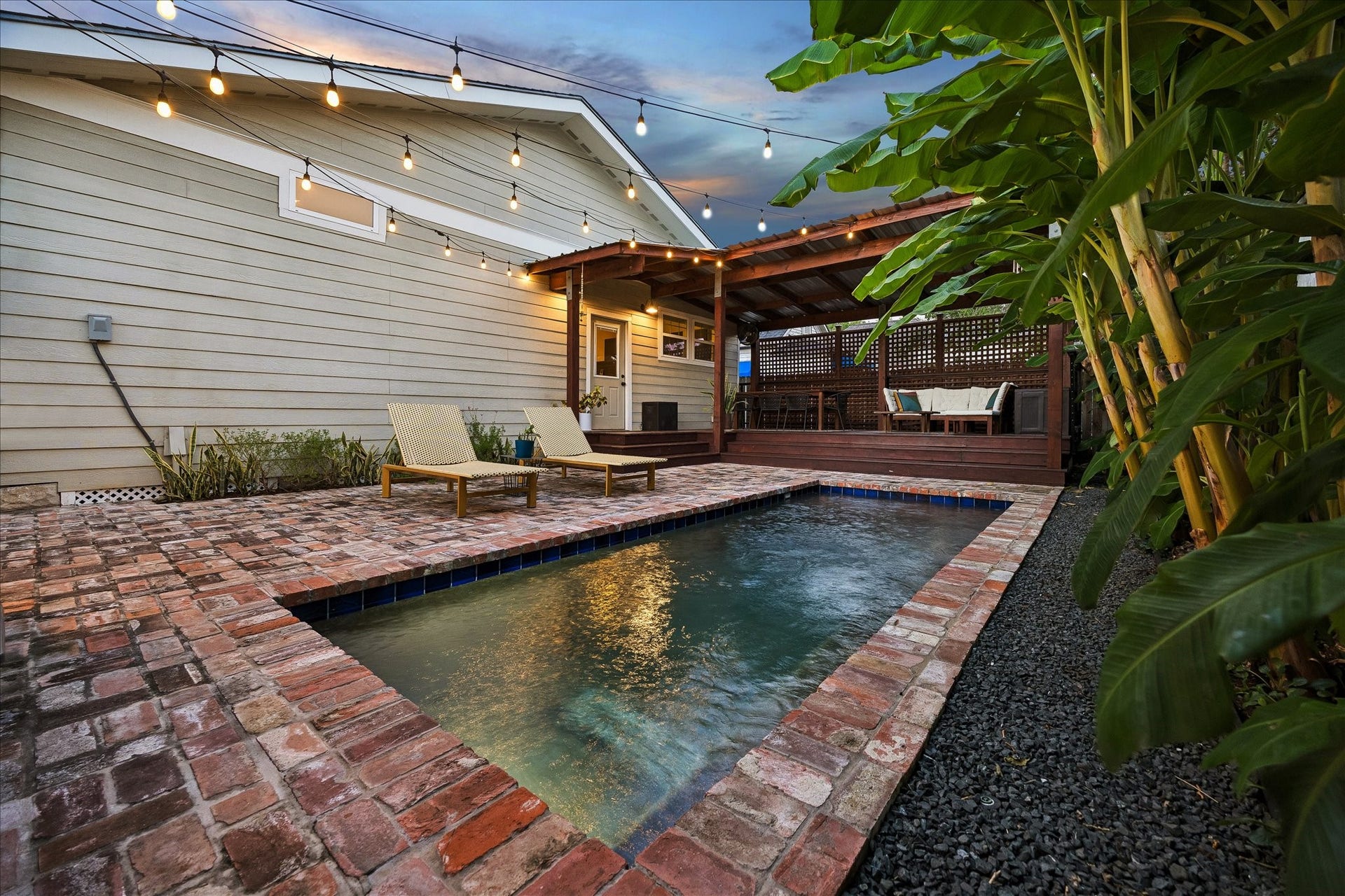 106 Alma Street, Houston, TX 77009 How inviting is this pool!