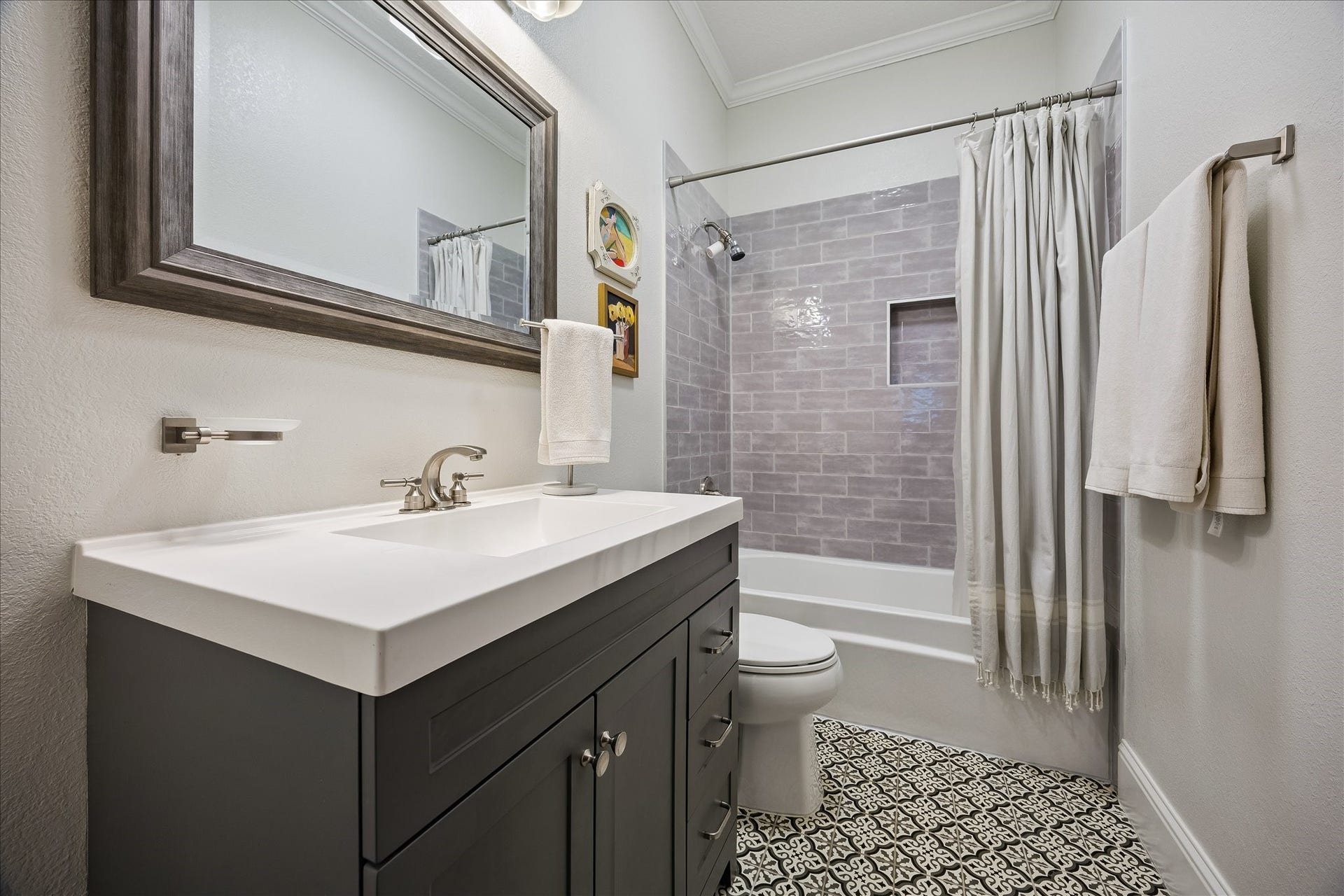 106 Alma Street, Houston, TX 77009 Second full guest bathroom