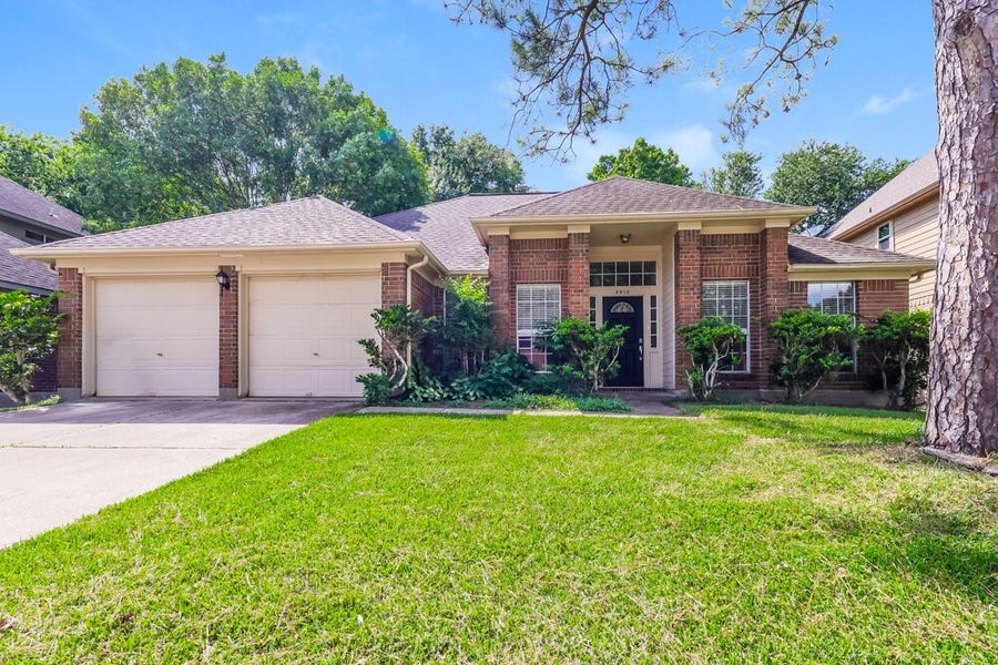 Property photo for 4910 Stone Harbor Drive, Friendswood, TX