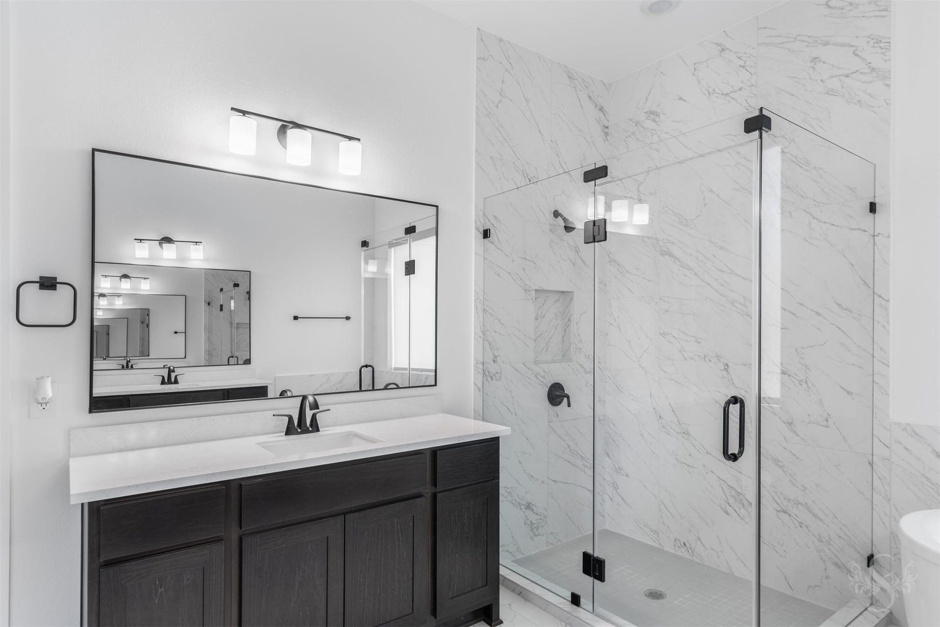 Oversized shower and modern primary bath finishes.
