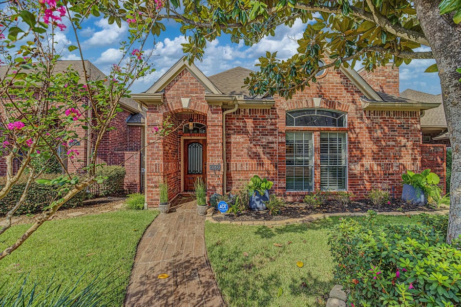 Property photo for 6840 Queensclub Drive, Houston, TX