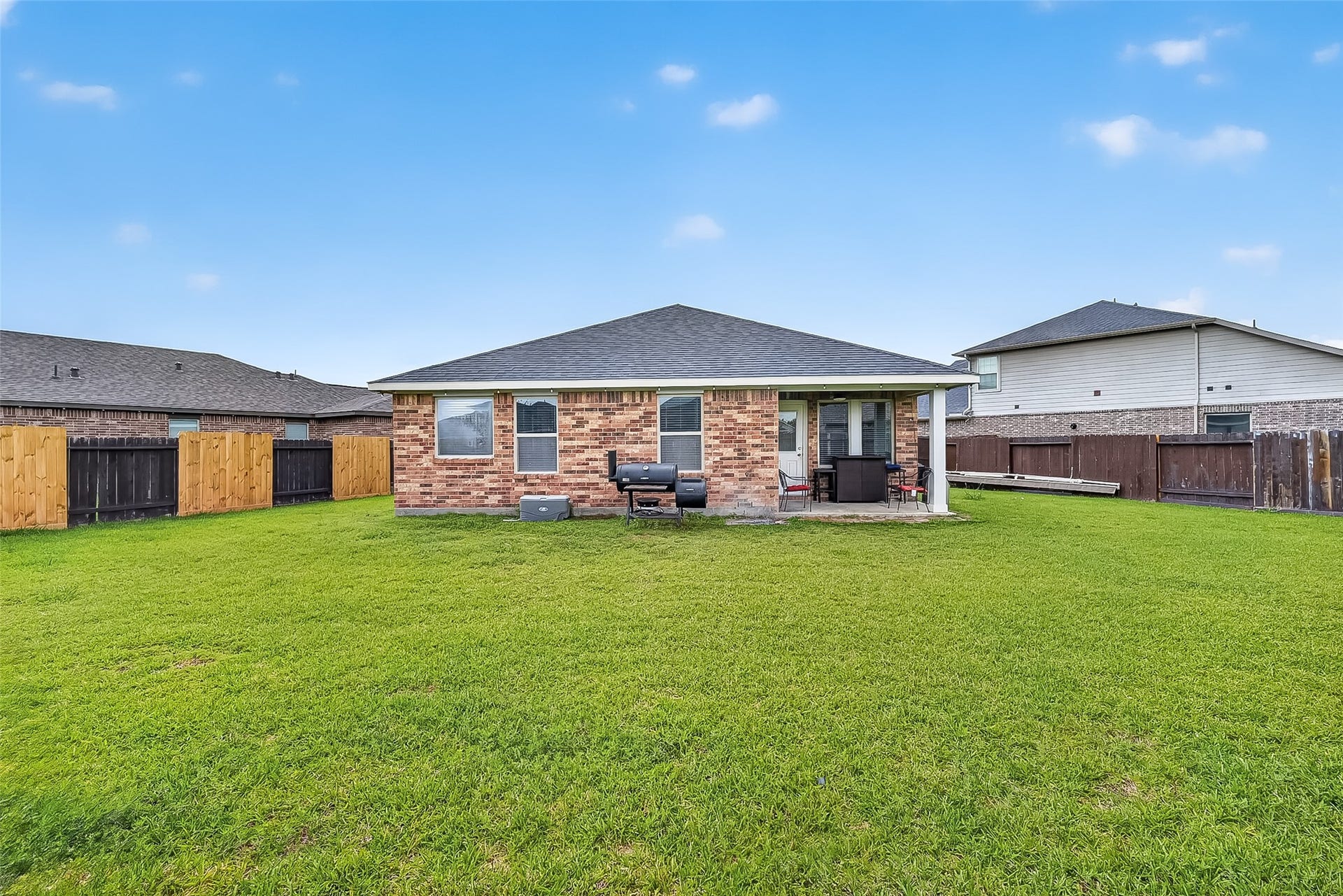 526 Heron Bay Circle, La Porte, TX 77571