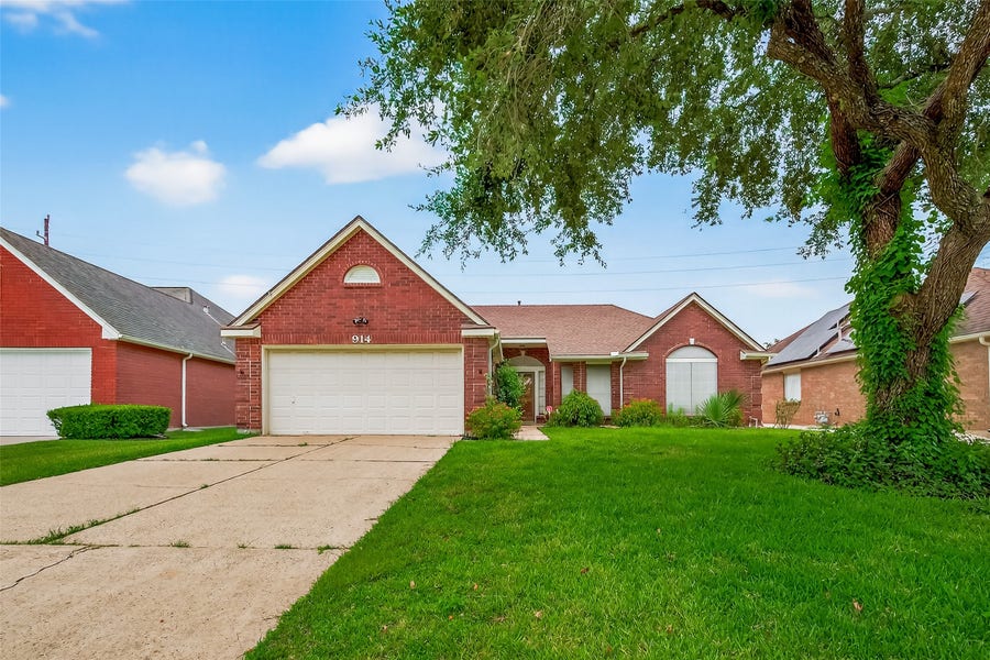 Property photo for 914 W Peach Hollow Circle, Pearland, TX