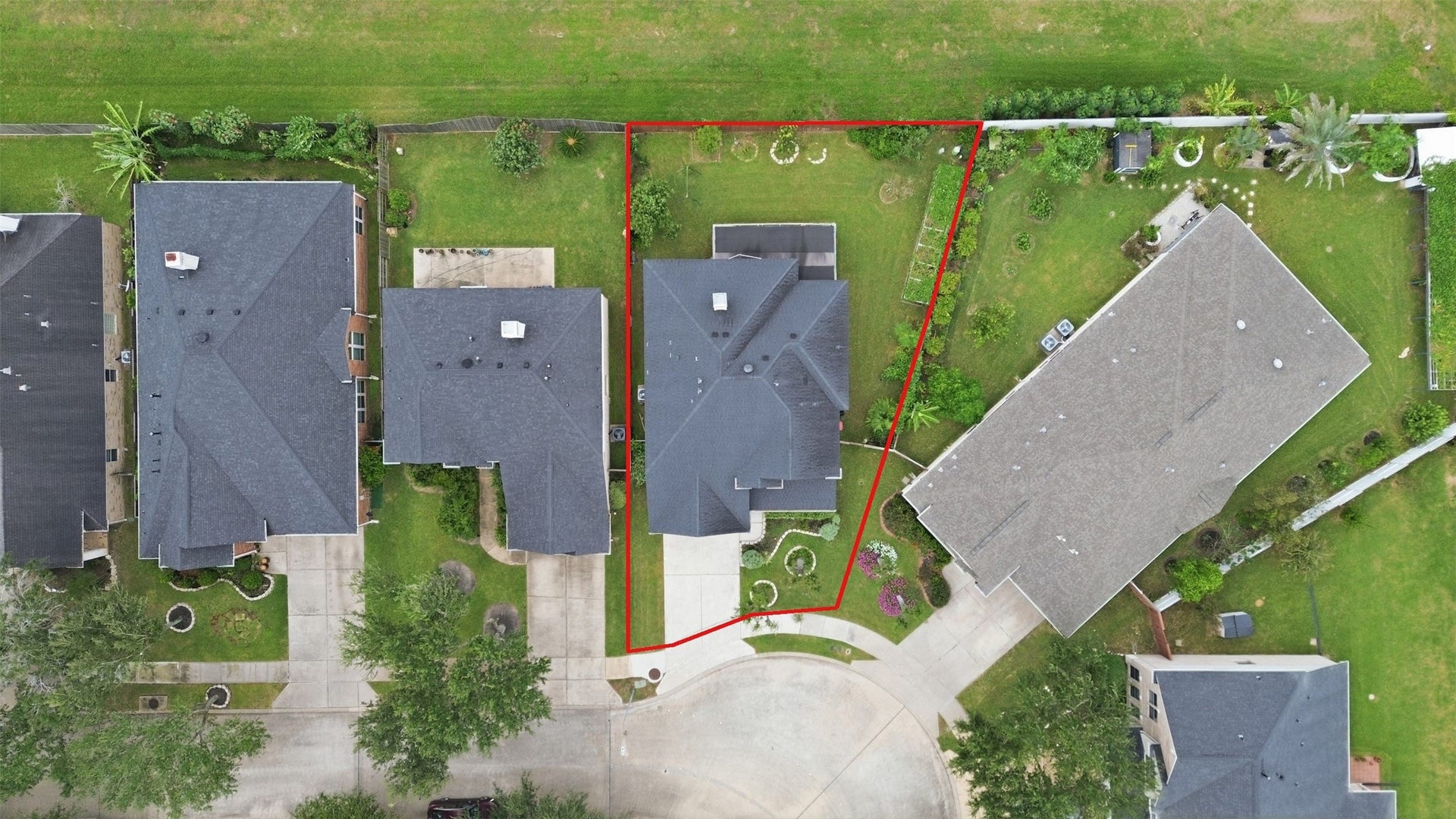 5106 Autumn Rose Lane, Sugar Land, TX 77479 Overhead view with the lot lines marked, showing the home, the driveway and how much of the lot is usable backyard.