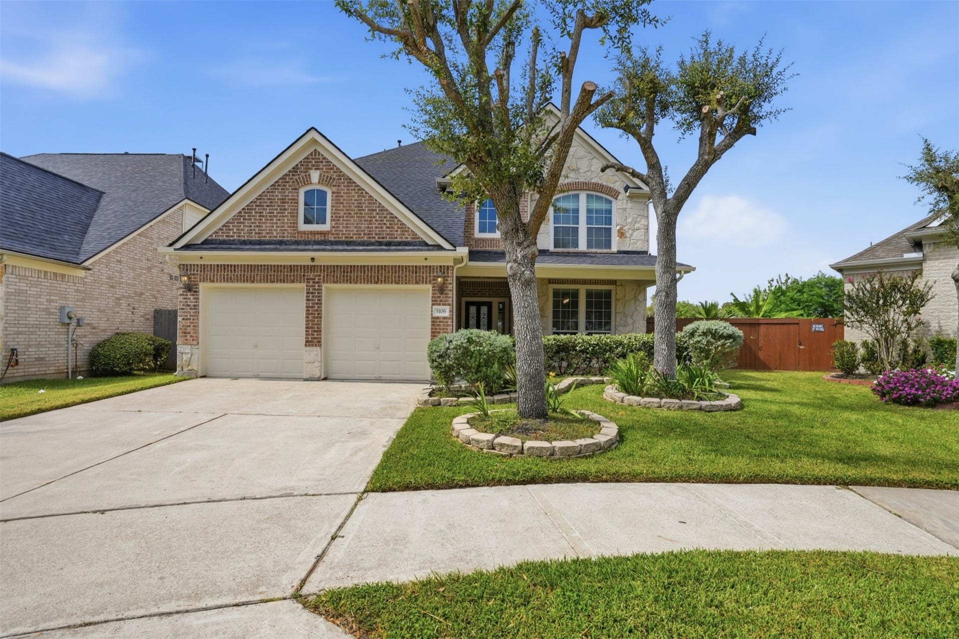 5106 Autumn Rose Lane, Sugar Land, TX 77479 Timeless brick and stone, a newer roof and mature trees out front. This home sits on one of the quietest spots in Riverstone, a peaceful cul-de-sac with almost no through traffic.
