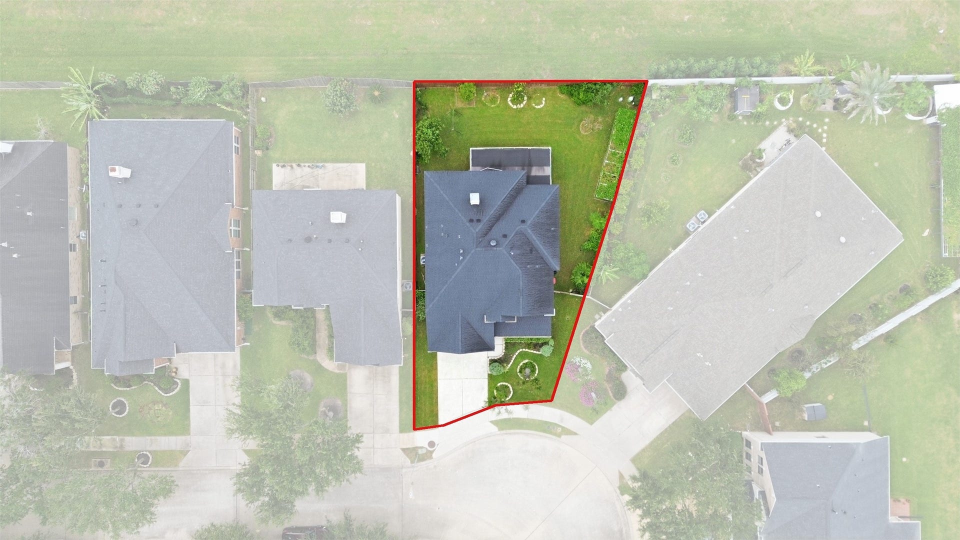 5106 Autumn Rose Lane, Sugar Land, TX 77479 The highlighted lot shows the full footprint: a pie-shaped cul-de-sac lot that widens in back for a bigger yard, backing to open green space.