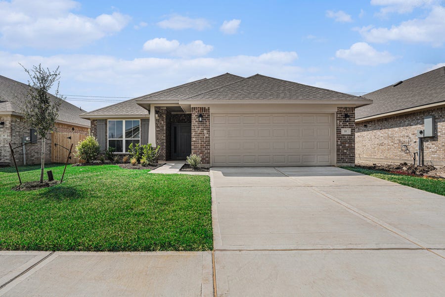 Property photo for 33 Greenbriar Loop, Angleton, TX