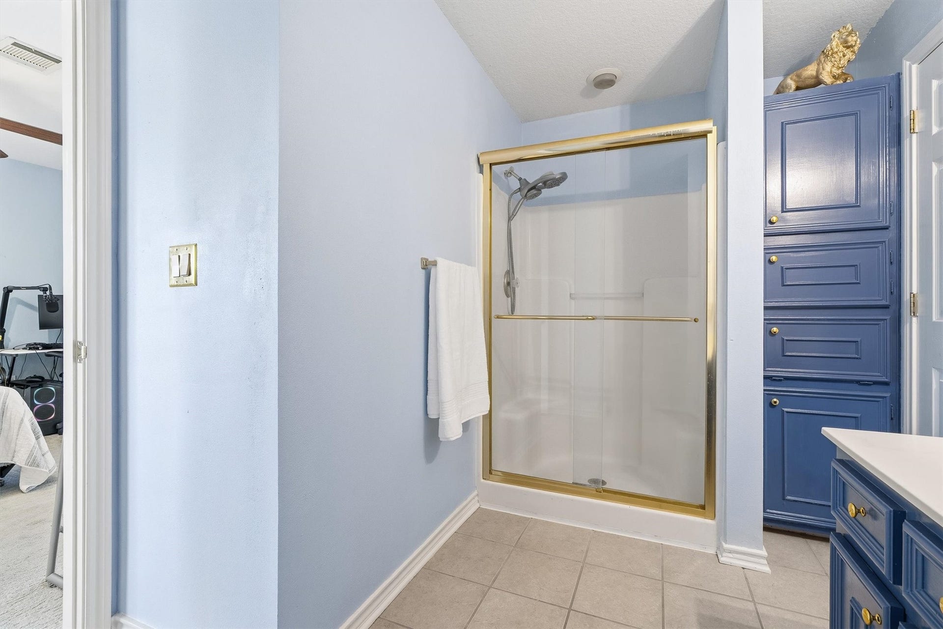 149 Thunderbird Drive, Conroe, TX 77304 With direct access from the neighboring bedroom, this bath works like a private guest suite, complete with a walk-in shower and a handheld showerhead.