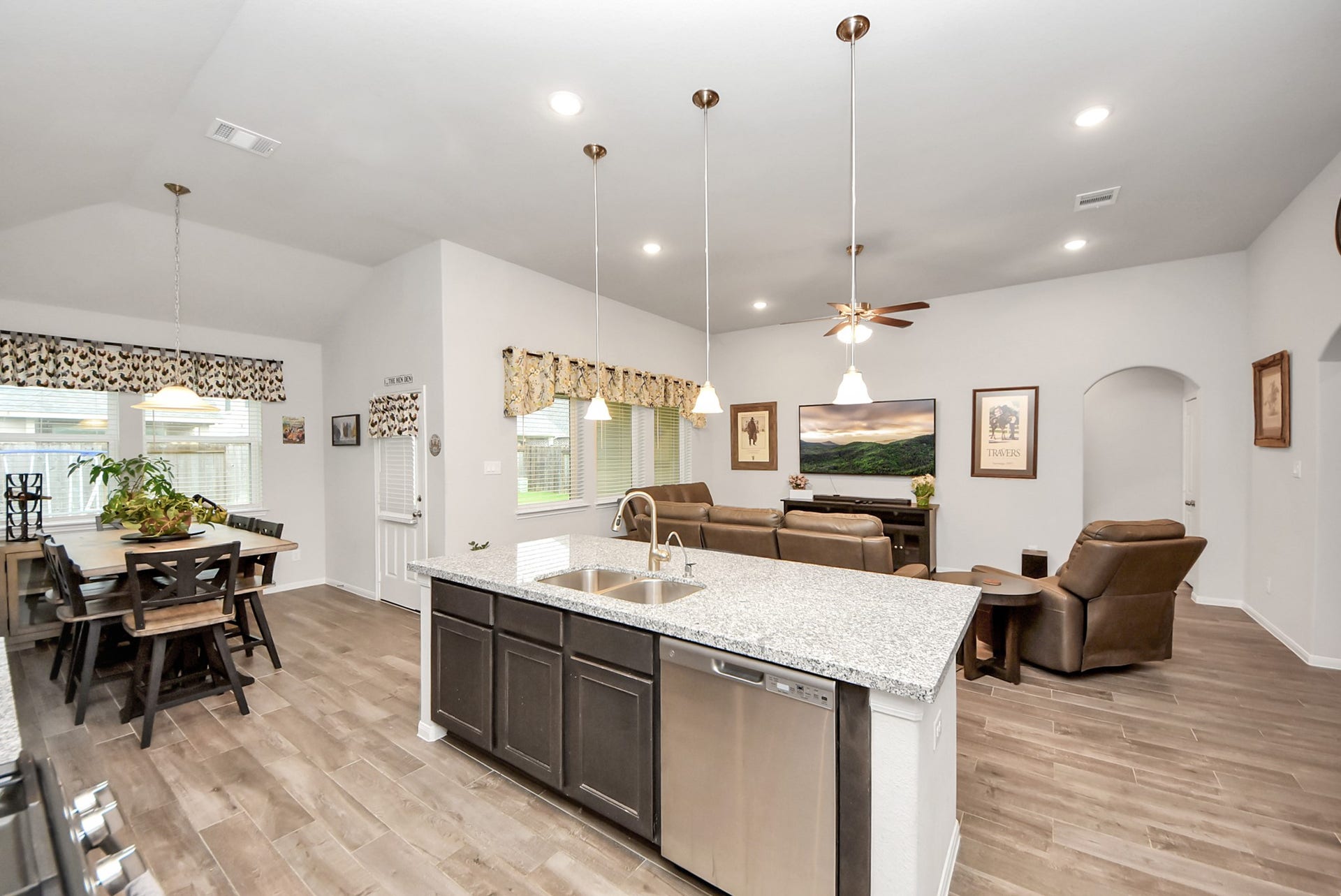 1859 Beau Banks Way, Alvin, TX 77511 1859 Beau Banks Way, Alvin, TX 77511