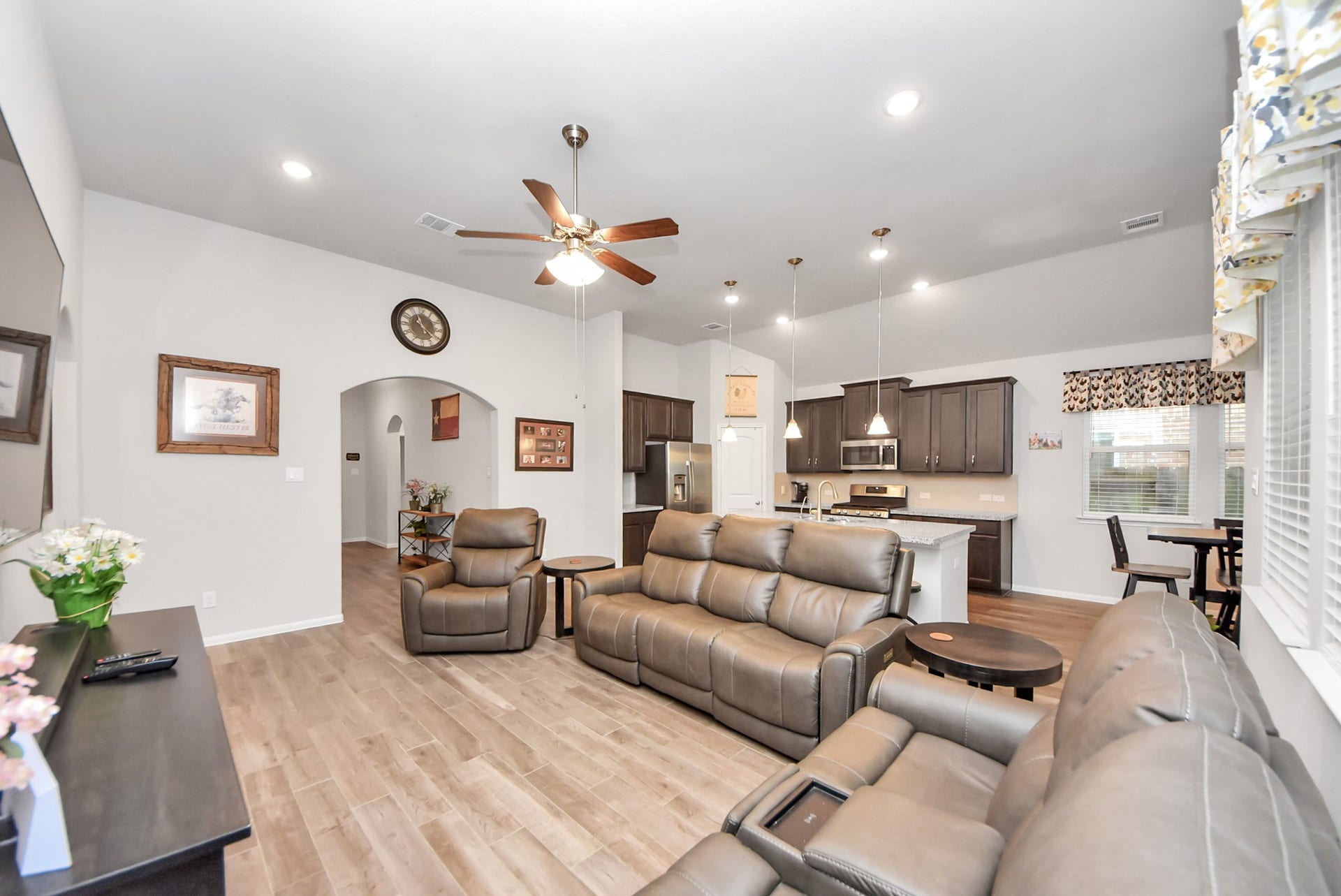1859 Beau Banks Way, Alvin, TX 77511 1859 Beau Banks Way, Alvin, TX 77511