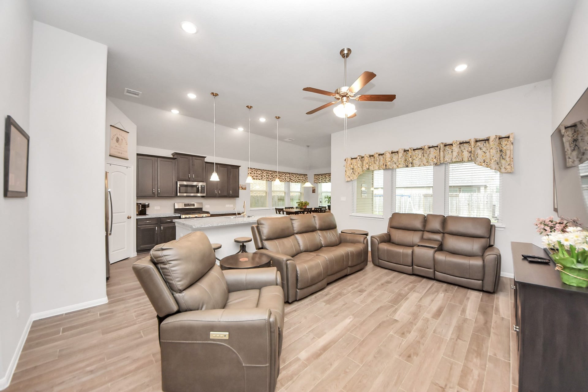 1859 Beau Banks Way, Alvin, TX 77511 1859 Beau Banks Way, Alvin, TX 77511