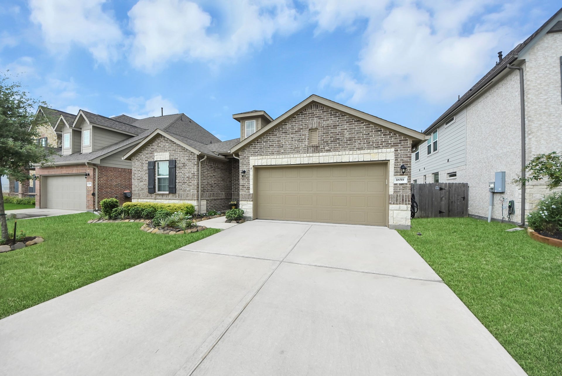 1859 Beau Banks Way, Alvin, TX 77511 Front Exterior