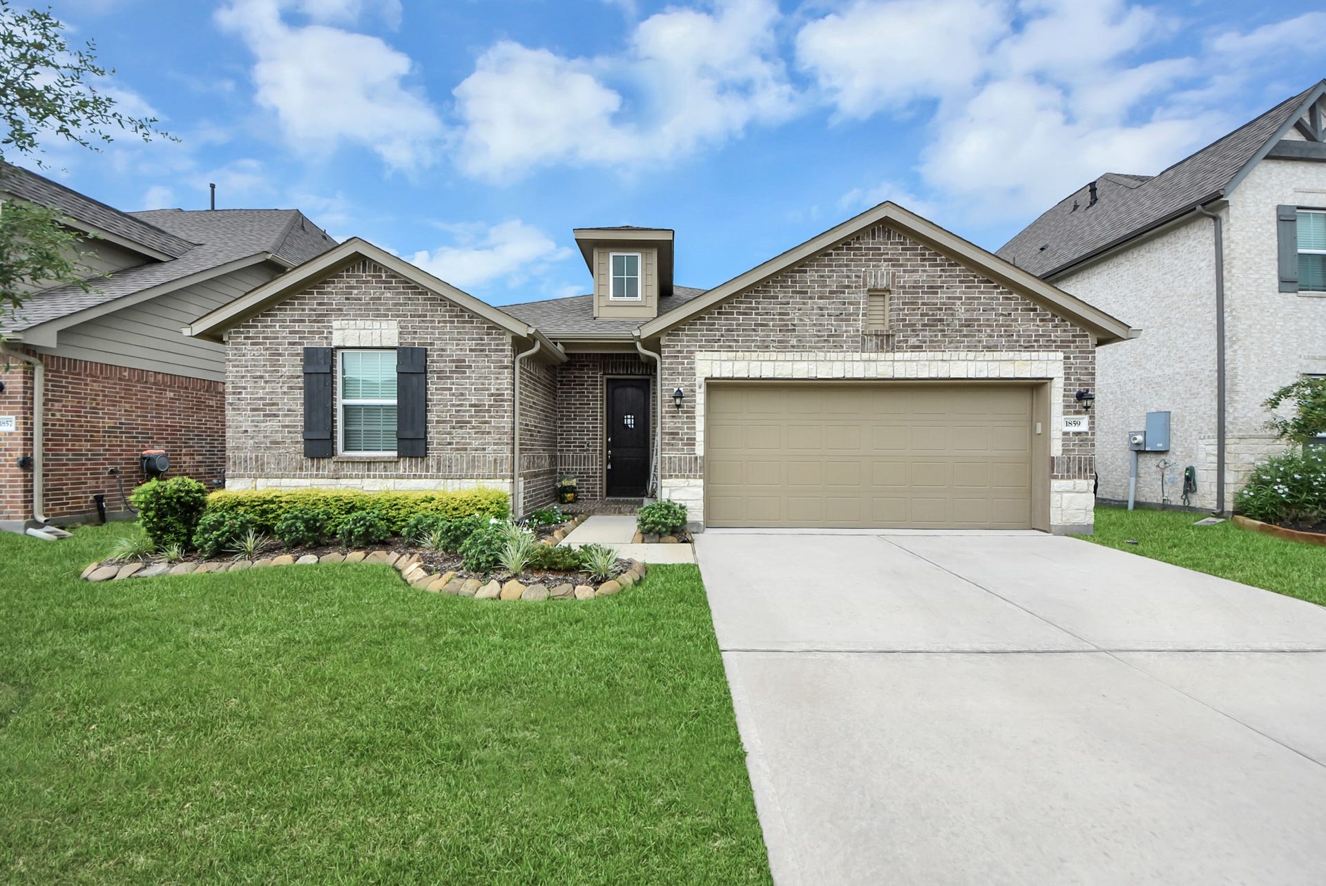 1859 Beau Banks Way, Alvin, TX 77511 Front Exterior