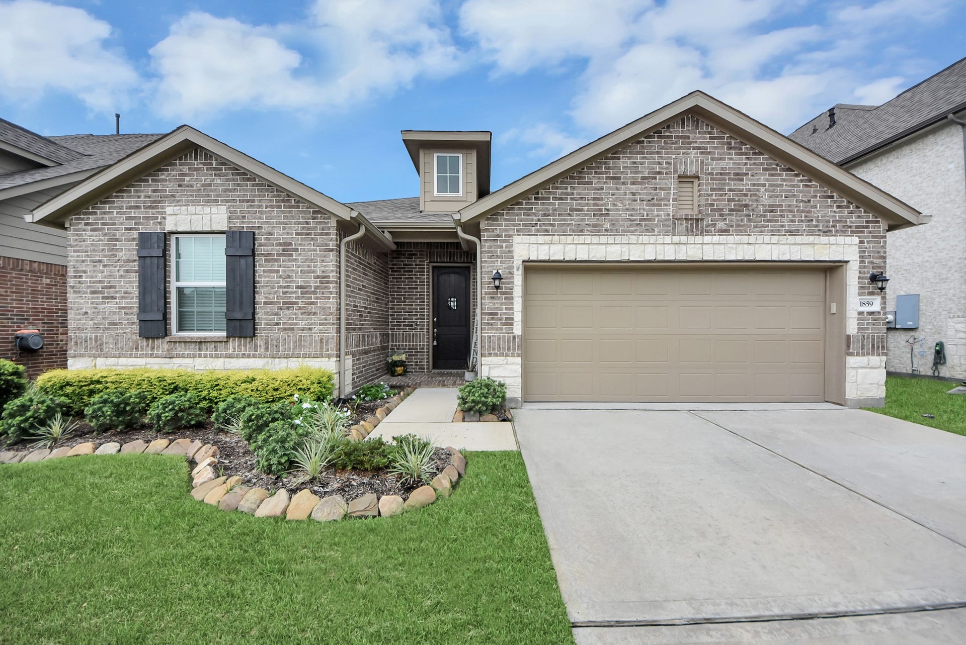1859 Beau Banks Way, Alvin, TX 77511 Front Entry