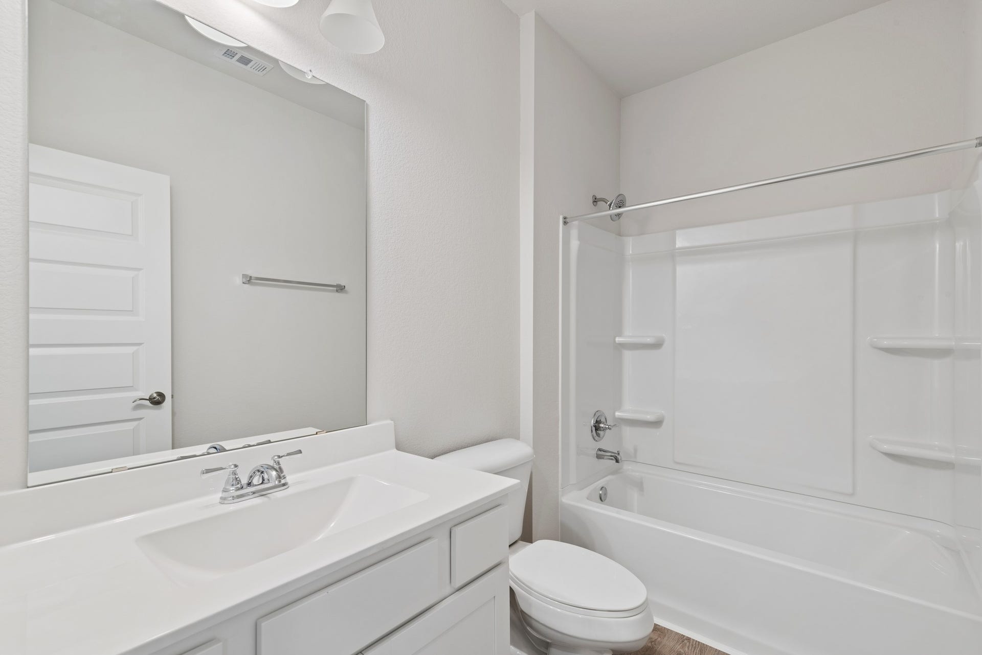 2523 Outpost Canyon Drive, Iowa Colony, TX 77583 The Oakshire II- Hall Bath. Sample image for illustration; upgrades, options, and colors may vary.