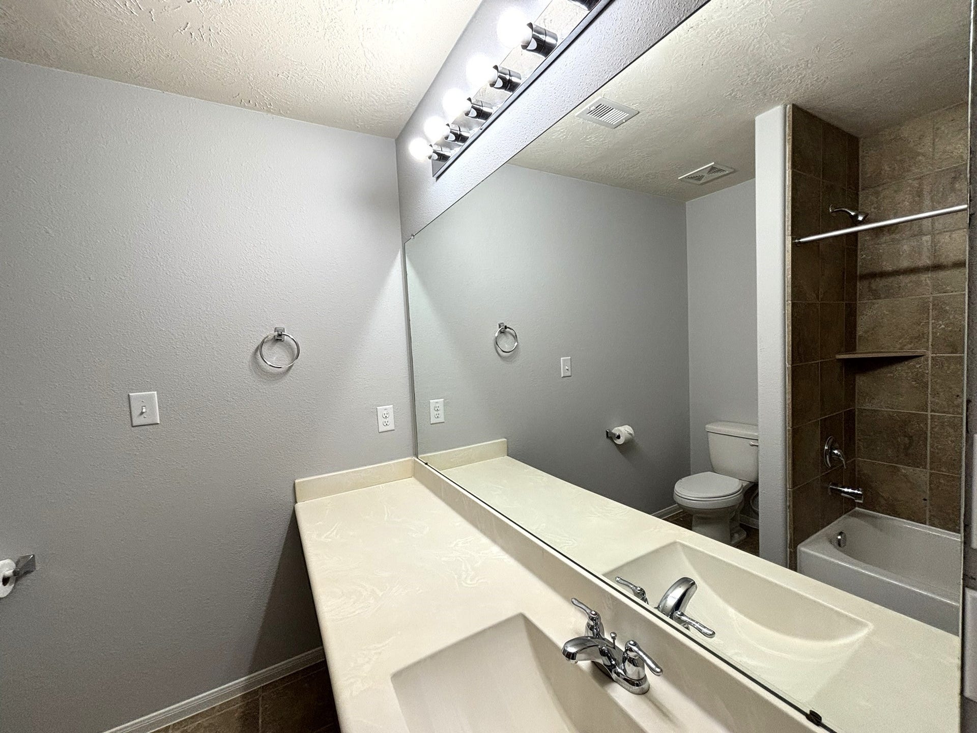 8415 Sunset Loch Drive, Spring, TX 77379 Second full bathroom upstairs